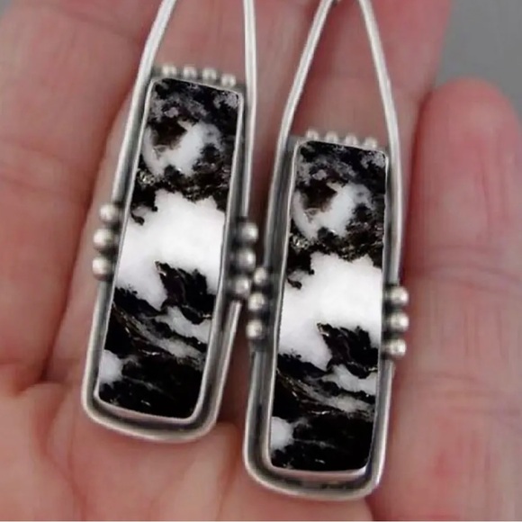 Elegant Black and White Dangle Earrings - Picture 4 of 5